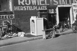 Afval op straat (1938 ca.)